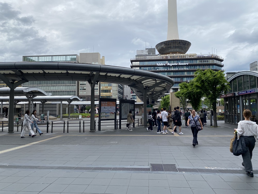 2.京都タワーがある方へ進む